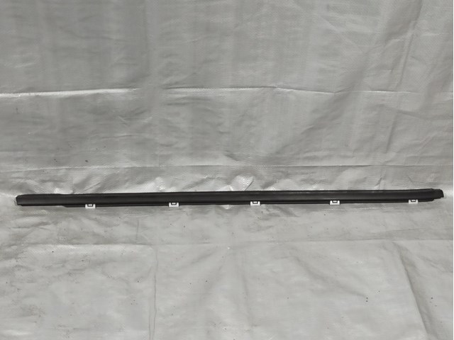 Молдинг опускного скла дверей передньої, правої 82220J9001 HYUNDAI