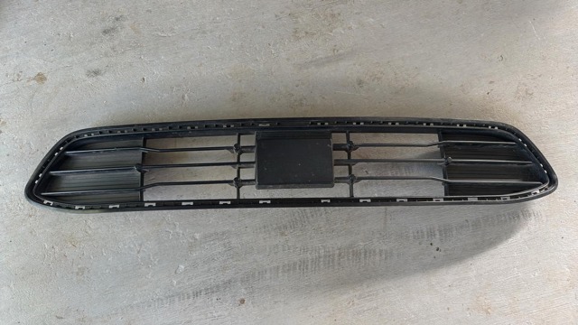 Решітка переднього бампера, центральна 86561Q4010 HYUNDAI