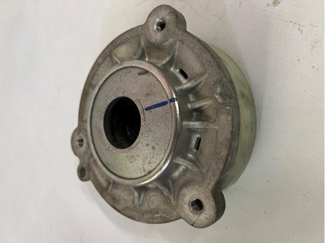 Кріплення переднього амортизатора 8W0413333 VAG