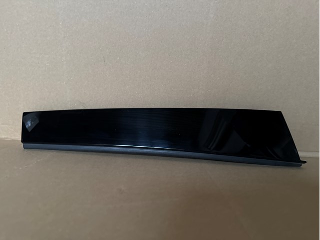 Накладка задніх дверей, лівих, вертикальних 8W0839901 VAG
