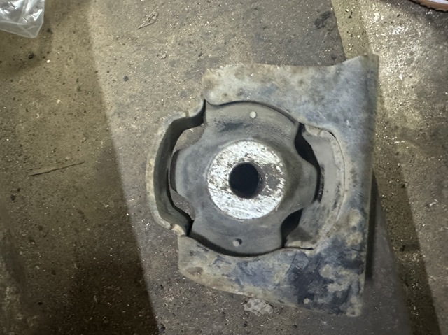 Подушка передньої опори двигуна 1236128230 TOYOTA