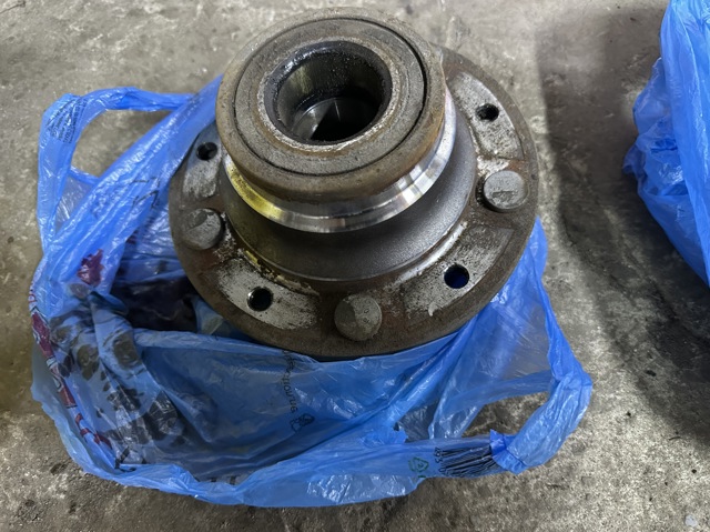 Маточина задня 1371313 FORD