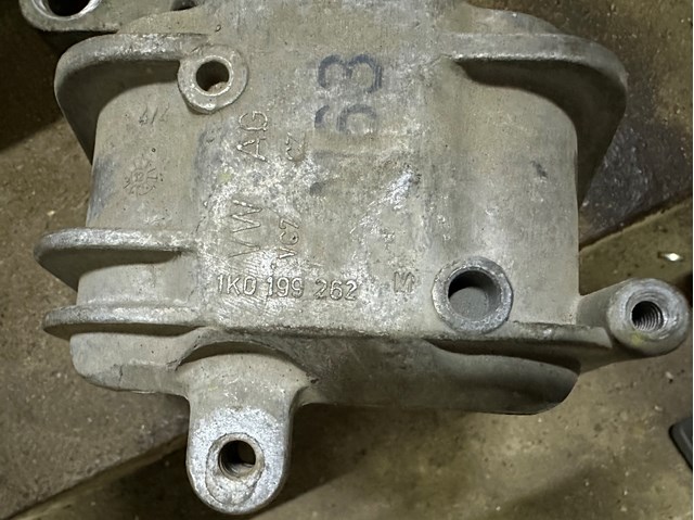 Права опора двигуна 1K0199262M VAG