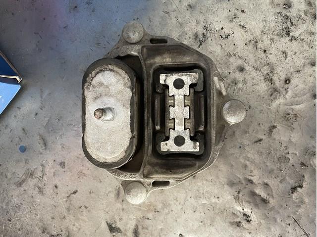 Кронштейн подушки коробки передач 8K0399151 VAG