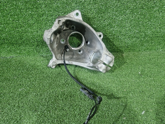 Цапфа поворотна ліва 31216882595 BMW