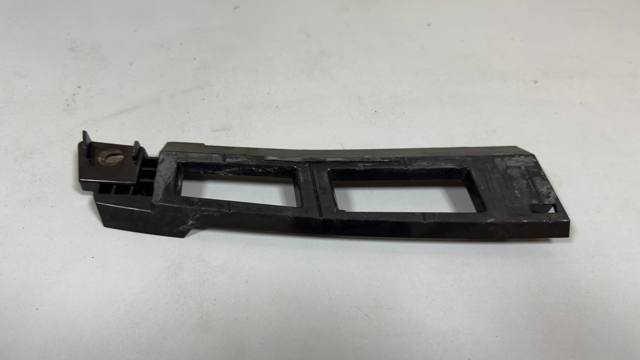 Кронштейн бампера заднього, центральний 51127226939 BMW