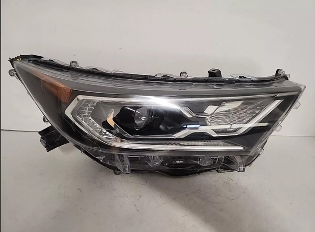 Фара основна права 811100R162 TOYOTA