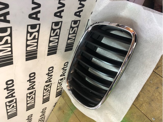 Решітка радіатора права 51137157688 BMW