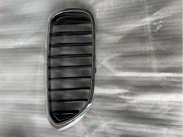Решітка радіатора права 51137390864 BMW