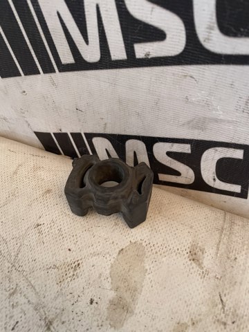 Подушка радіатора охолодження, нижня 7P0121275 VAG