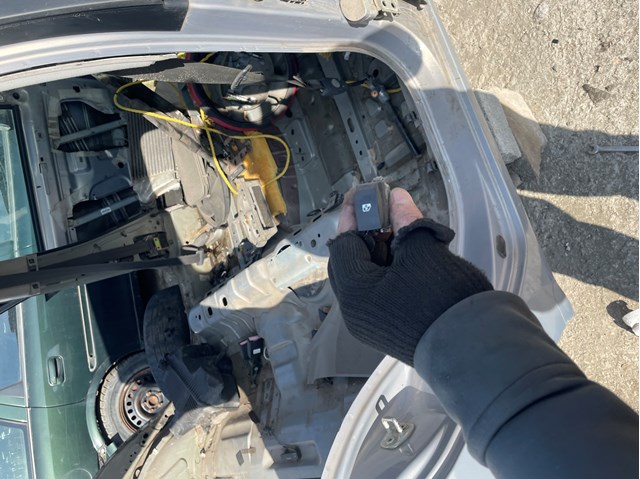 Кнопка підйомника задніх стекол 8200315024 RENAULT
