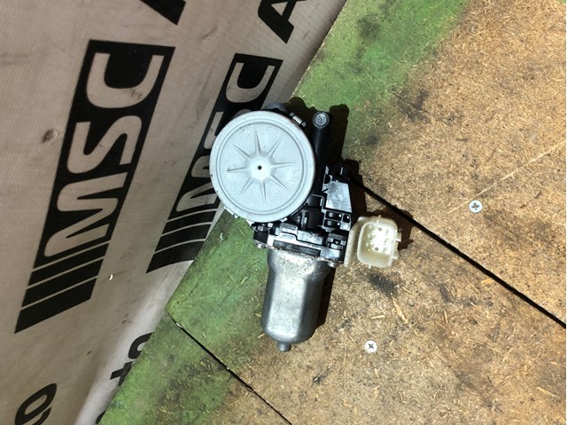 Мотор склопідйомника дверей задніх, правих 827301BA0A NISSAN
