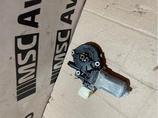 Мотор склопідйомника дверей задніх, правих 827304BA0A NISSAN