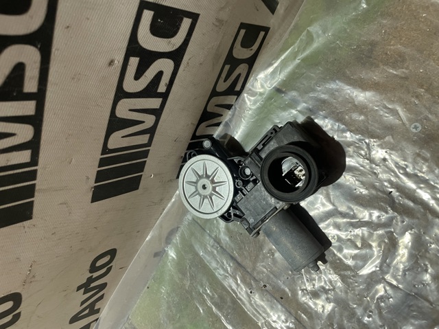 Моторчик склопідйомника двері задніх, правих 8571048131 TOYOTA