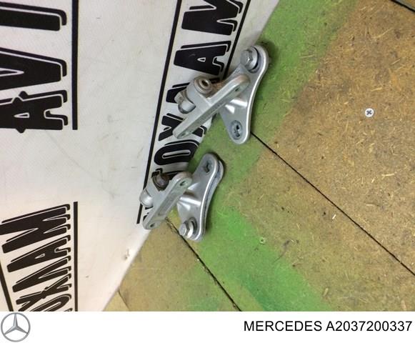 Петля передніх дверей лівих A2037200337 MERCEDES