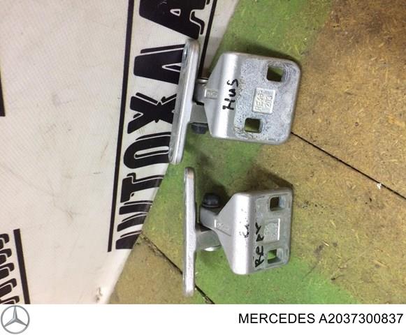 Петля задніх правих дверей A2037300837 MERCEDES