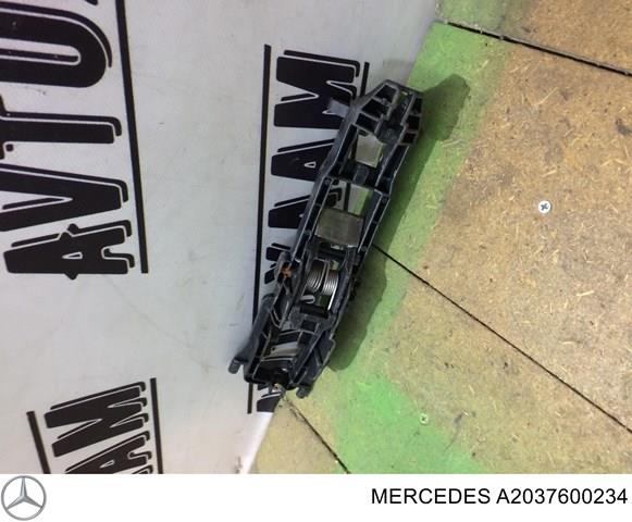 Тримач зовнішньої ручки дверей, правих дверей A2037600234 MERCEDES