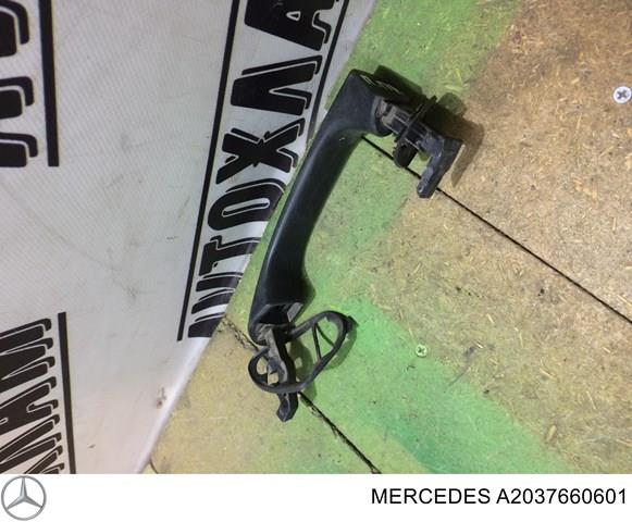Ручка передньої двері зовнішня права A2037660601 MERCEDES