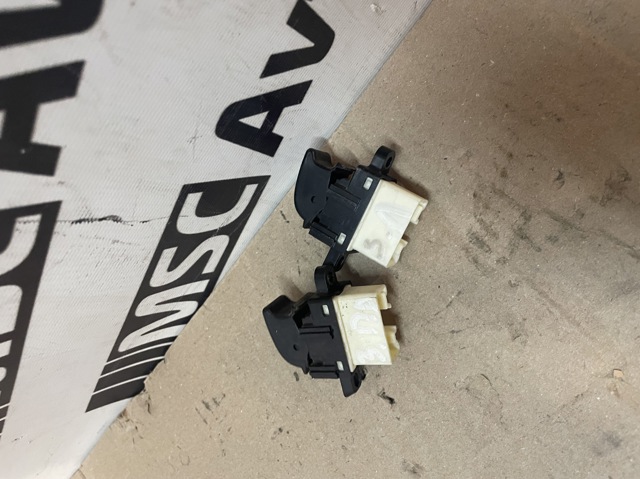 Кнопка підйомника переднього правого скла GE4T66370A MAZDA