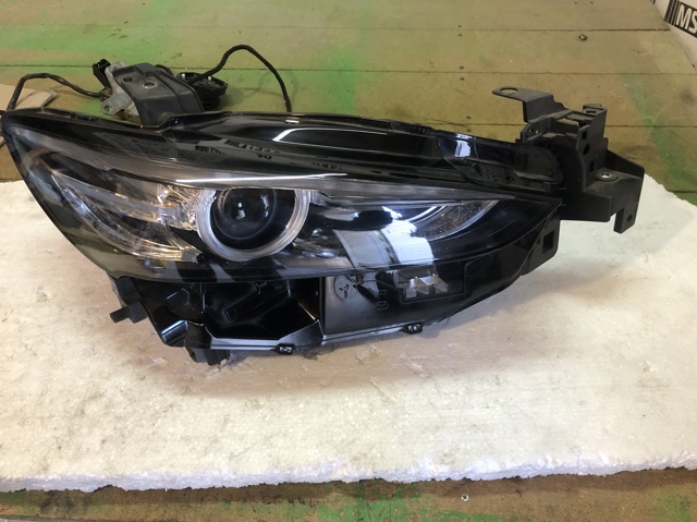 Фара комбінована, передня GRF551030 MAZDA