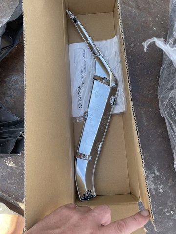 Молдинг переднього бампера, правий PZ32160097 TOYOTA