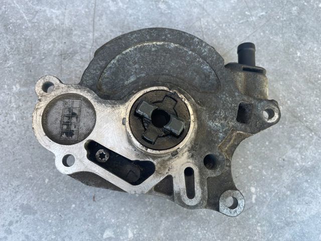 Насос вакуумний 03L145207 VAG