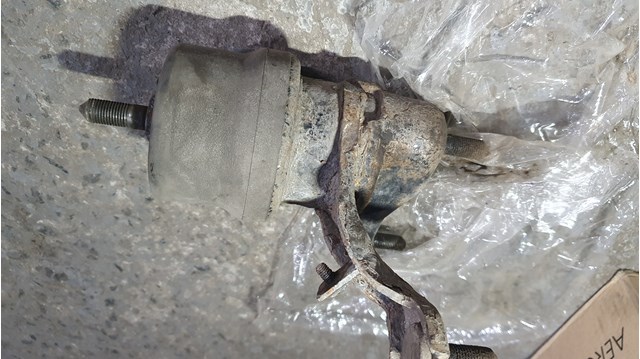Права опора двигуна 1236231040 TOYOTA