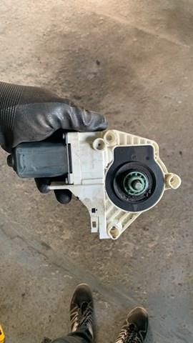 Двигун склопідіймача двері передньої, правої 8K0959802A VAG