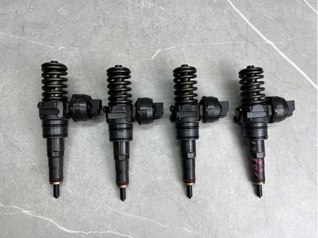 Форсунка дизельна в зборі, розпилювач + тримач 038130073BN VAG