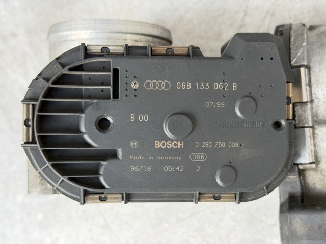 Заслінка повітряна 06B133062M VAG