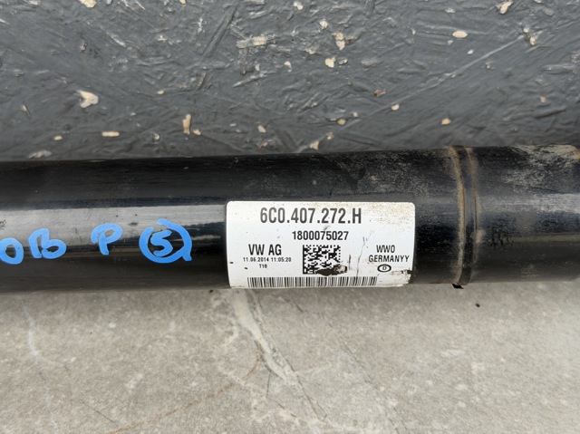 Піввісь передня, права 6C0407272H VAG
