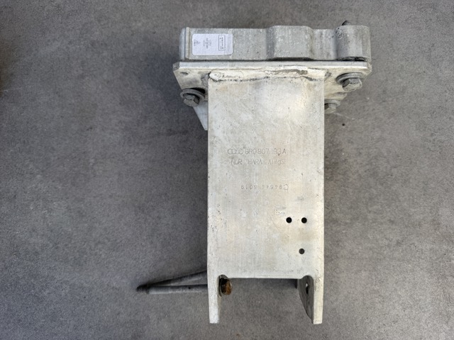 Кронштейн підсилювача переднього бампера 8R0807133A PORSCHE