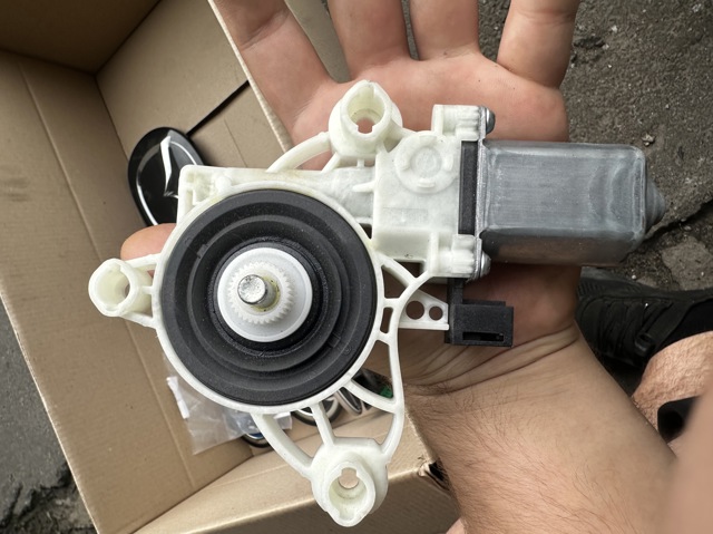 Двигун склопідіймача двері передньої, правої A0009065706 MERCEDES