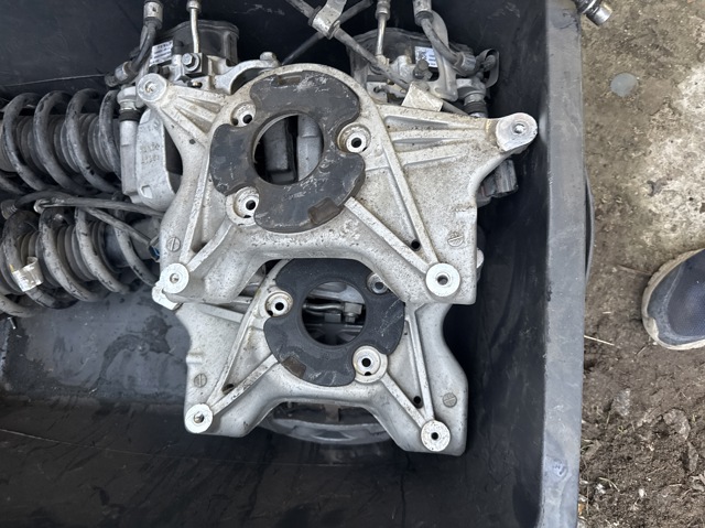 Стакан-амортизатора 104437100D Tesla Model