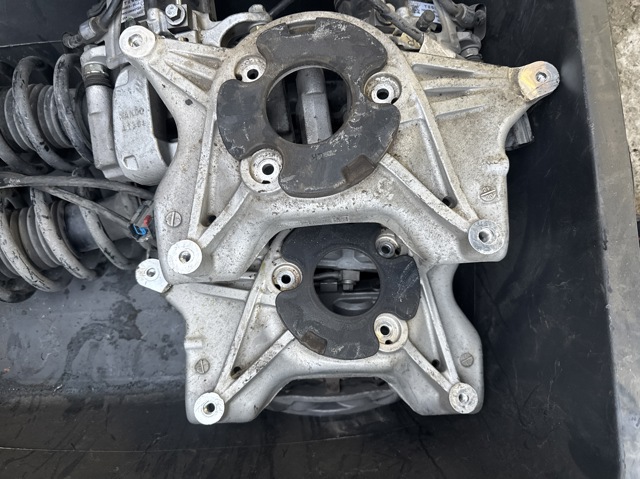 Стакан-амортизатора 104437600D Tesla Model