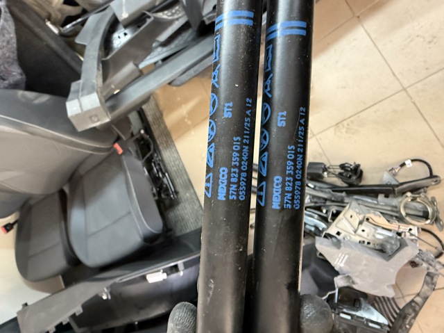 Амортизатор під капот 57N823359 VAG