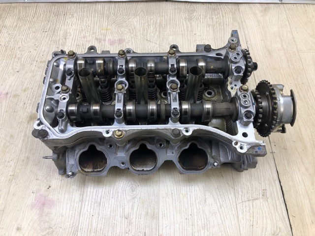 Головка блоку циліндрів (ГБЦ), ліва 1110239056 TOYOTA