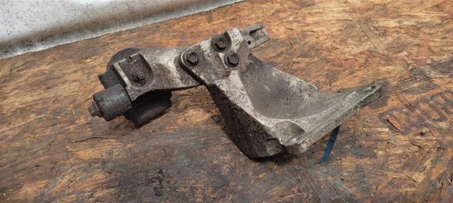 Кронштейн подушки (опори) двигуна, правої 11232AF801 NISSAN