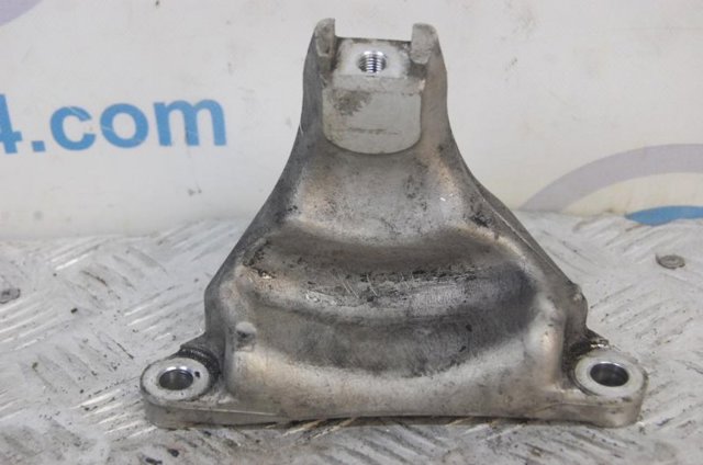 Кронштейн подушки (опори) двигуна, правої 11910R40A00 HONDA