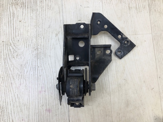 Подушка двигуна передня 1236136130 TOYOTA