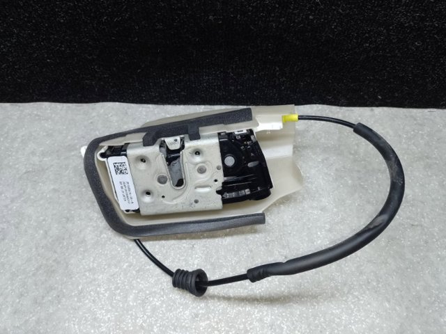 Замок задніх дверей, лівих Tesla Model 3