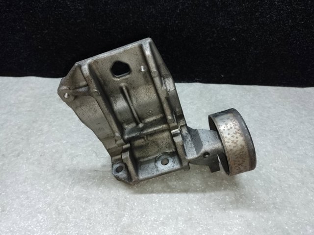 Кронштейн компресора кондиціонера 23950AA070 SUBARU