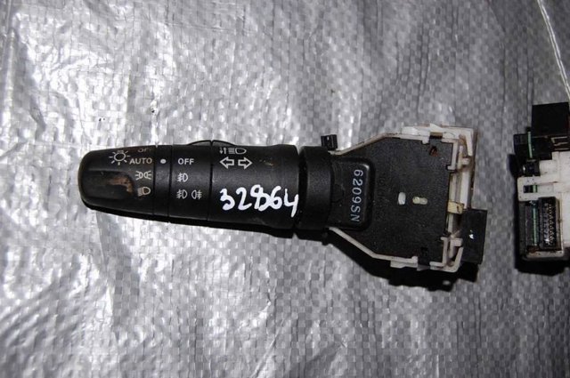 Перемикач підрульовий, лівий 255409U00B NISSAN