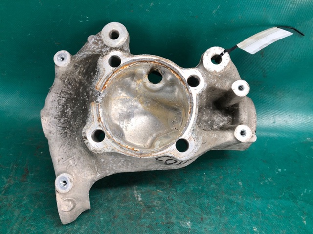 Цапфа поворотна права 31216792288 BMW