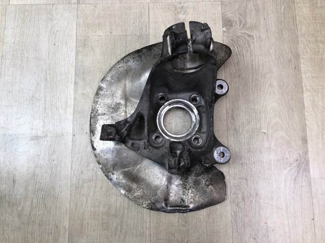 Кулак поворотний передній лівий 31216876853 BMW