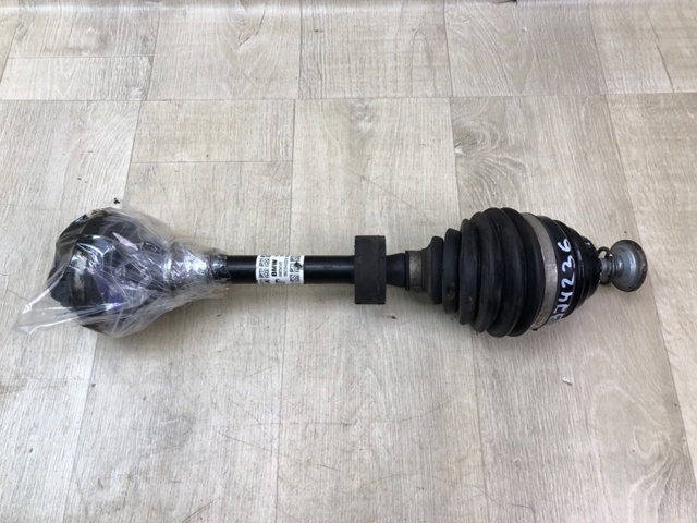 Піввісь передня ліва 31608482645 BMW