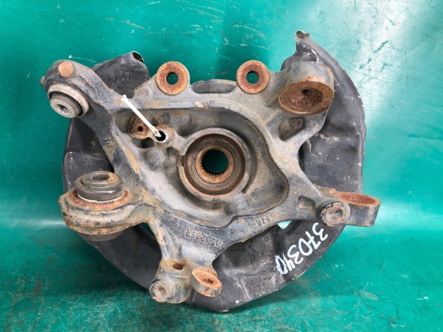 Цапфа поворотна права 33326792524 BMW
