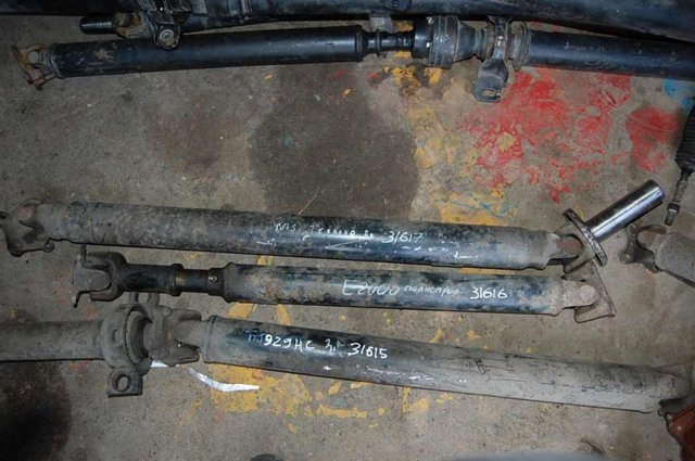 Вал карданний, передній 372000F000 NISSAN