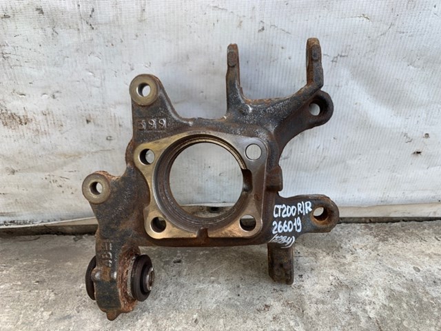Цапфа поворотна права 4230412240 TOYOTA