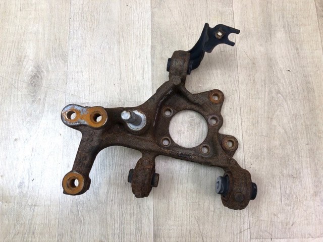 Цапфа поворотна права 4230447050 TOYOTA